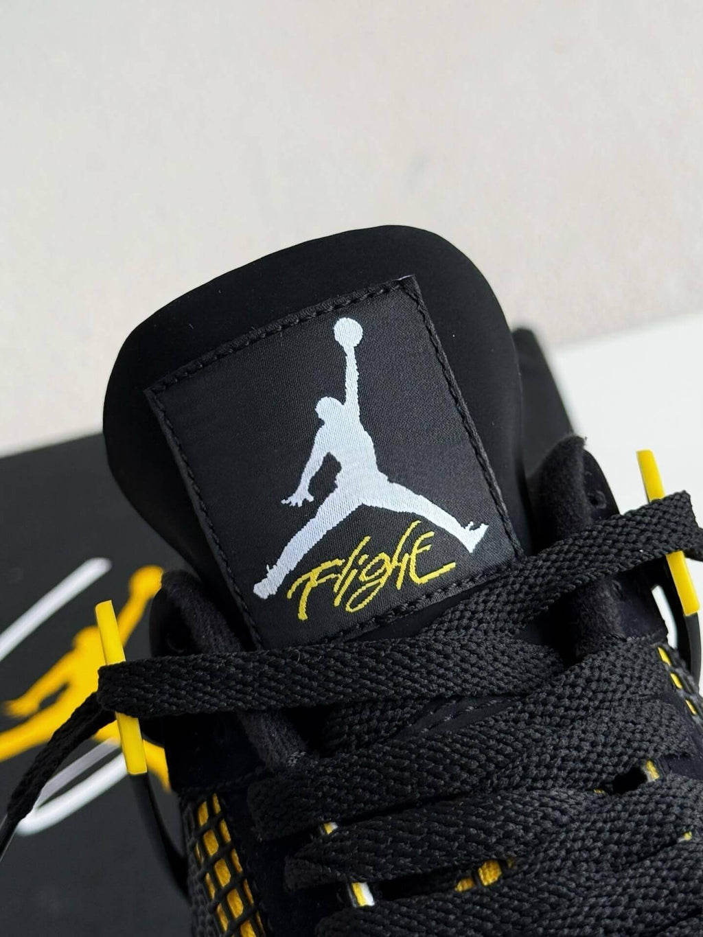 Nike Air Jordan 4 Retro Thunder -black & Yellow