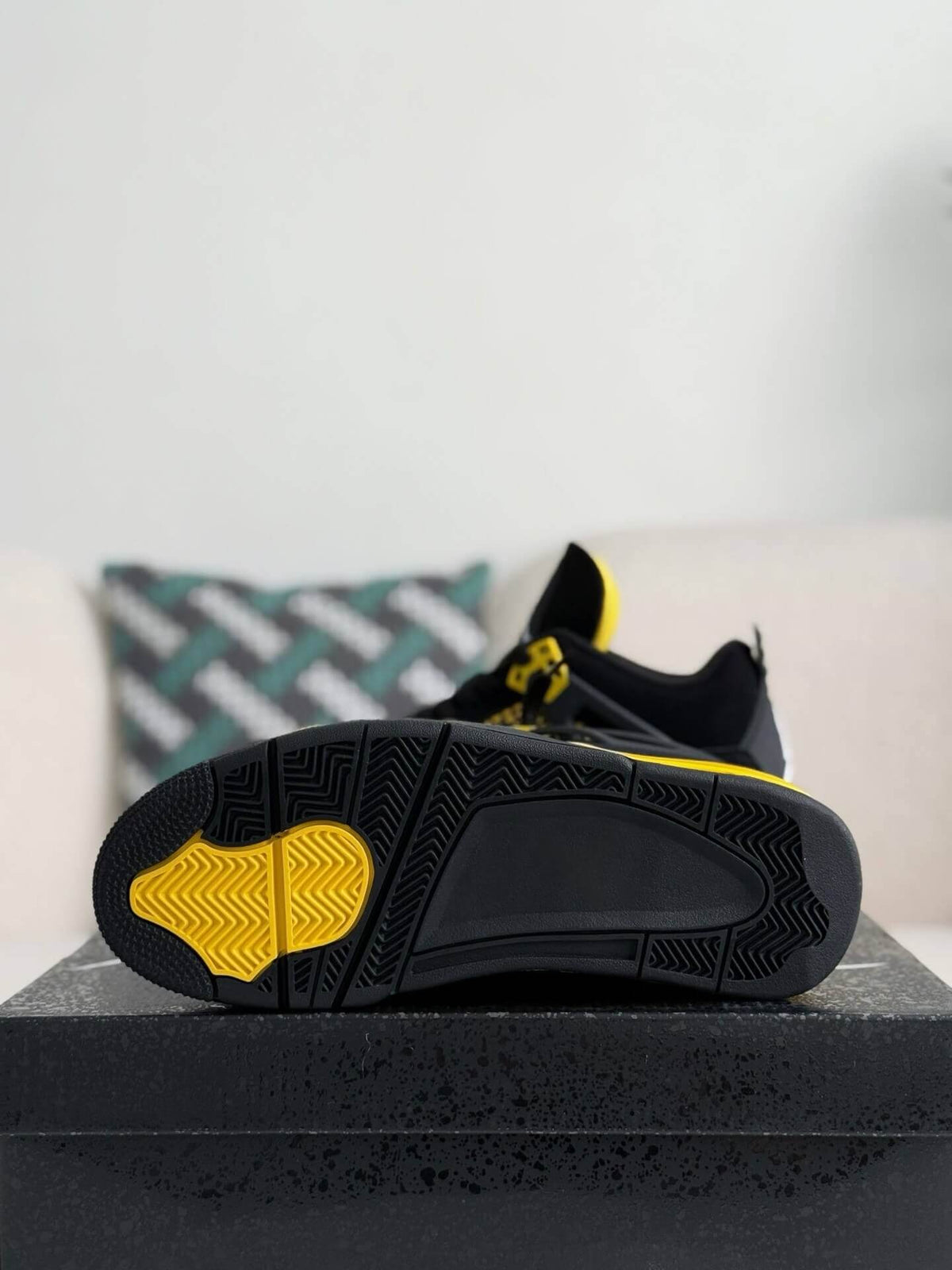 Nike Air Jordan 4 Retro Thunder -black & Yellow